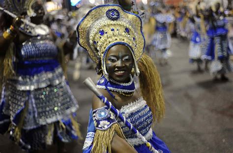 De Carnaval van Salvador: Een Festa van Afro-Braziliaanse Cultuur en Politieke Expressie